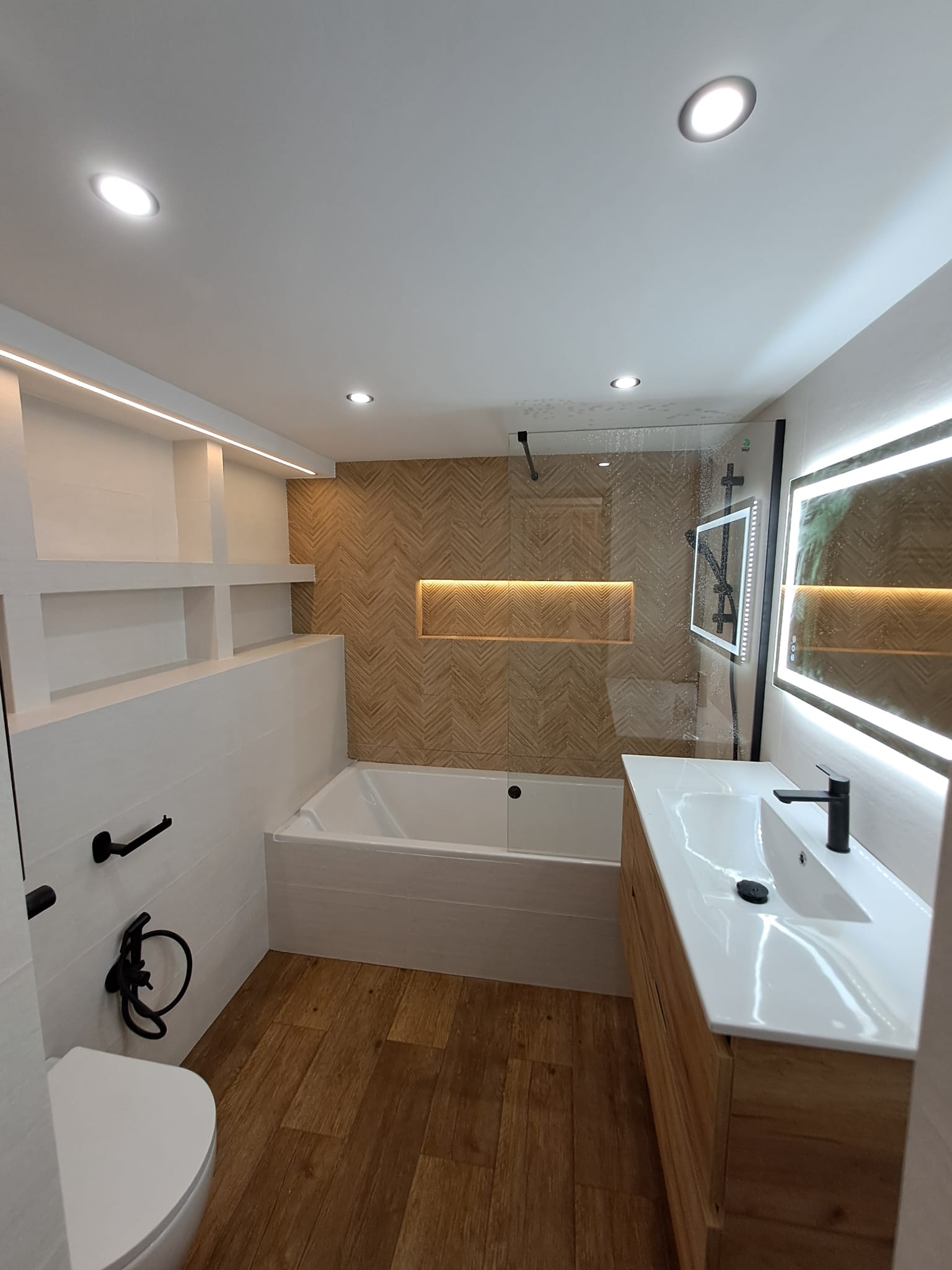 foto del despues de reformar un baño con cambio de distribución