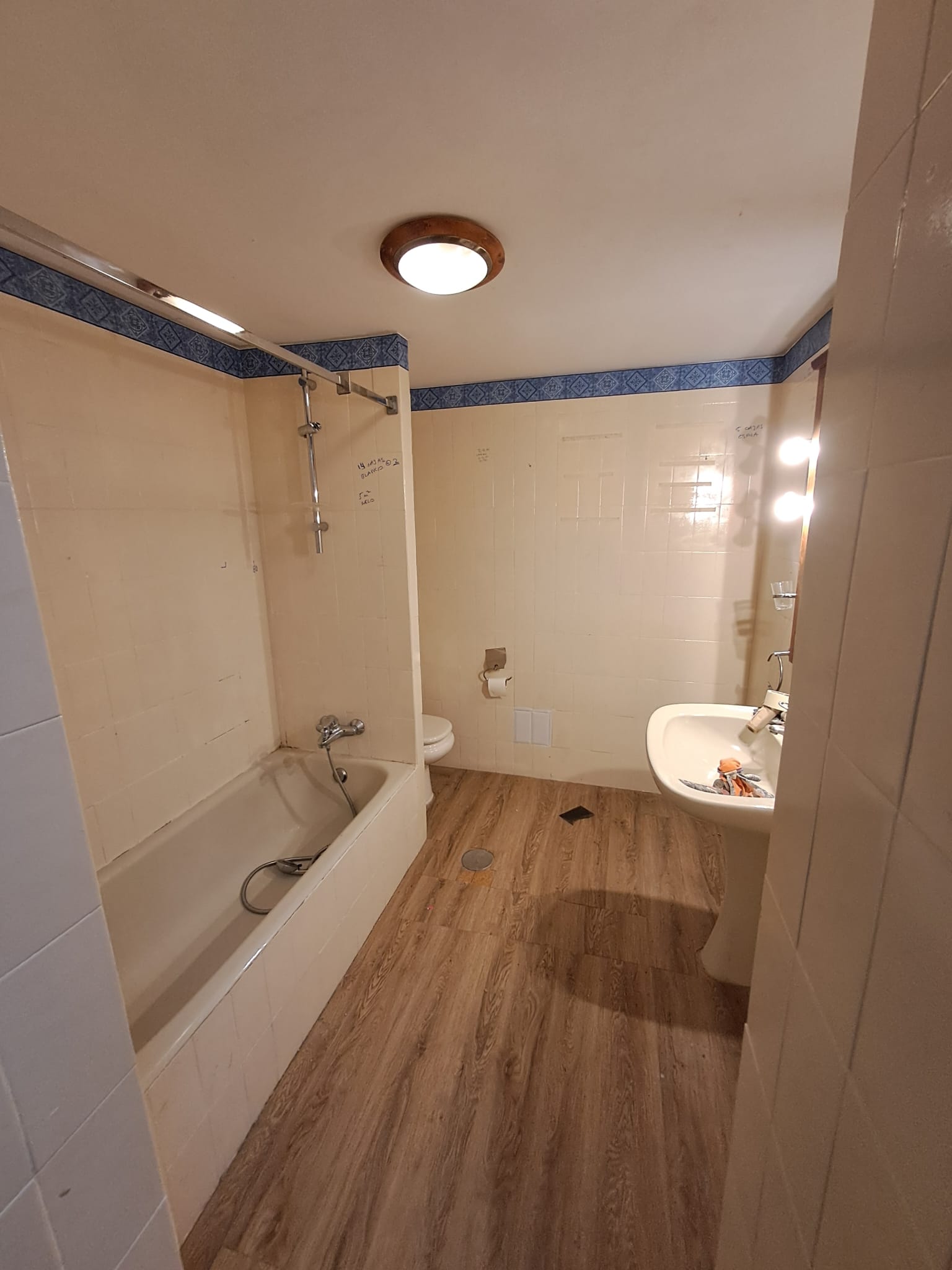 foto del antes de reformar un baño con cambio de distribución