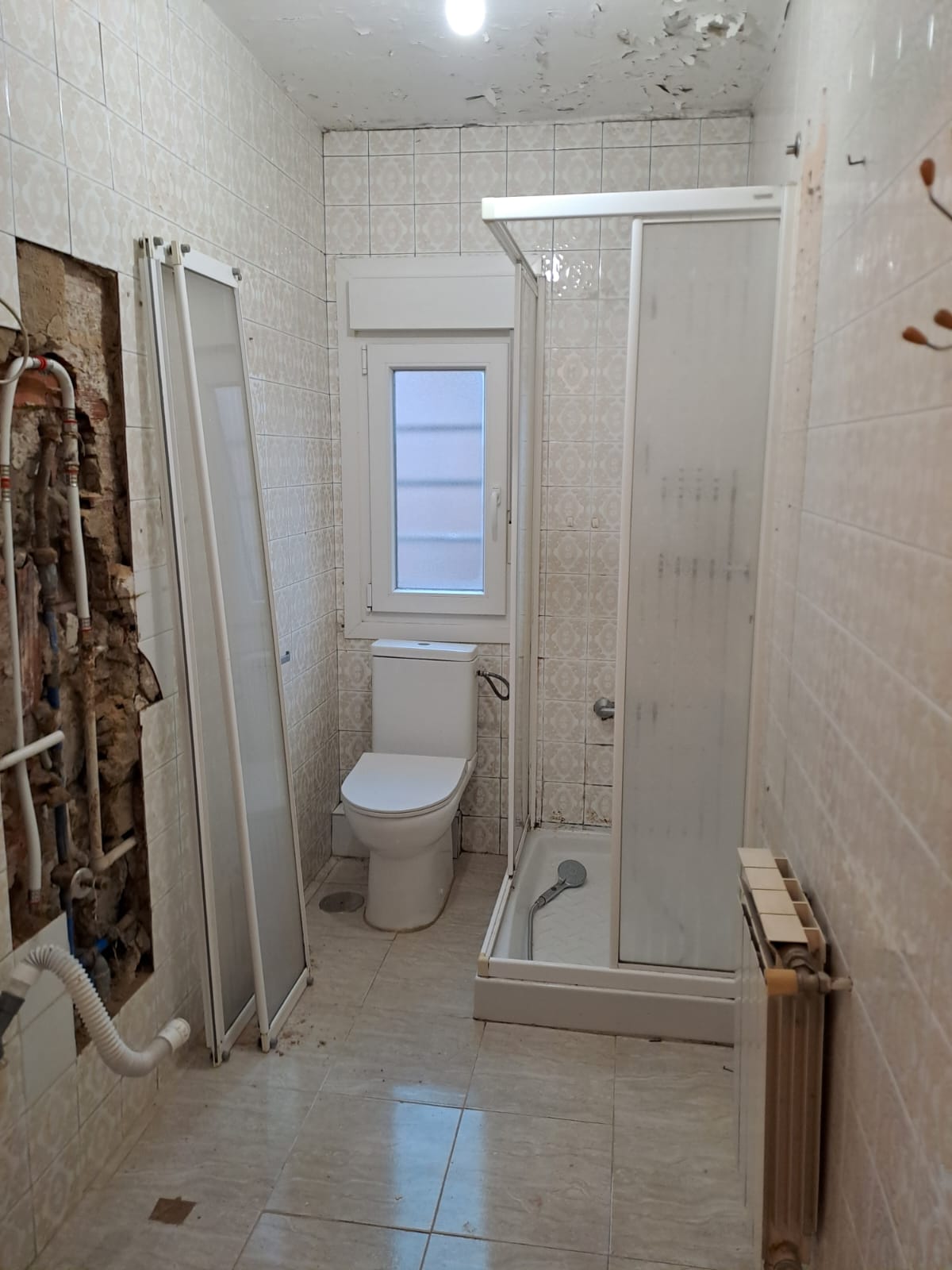 foto del antes de reformar un baño pequeño